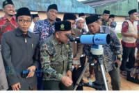 Kepala Kementerian Agama (Kemenag) Sumenep, Abdul Wasid, sedang memantau hilal 1 Ramadan pada Jumat (28/02/2025).