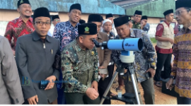 Kepala Kementerian Agama (Kemenag) Sumenep, Abdul Wasid, sedang memantau hilal 1 Ramadan pada Jumat (28/02/2025).