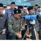 Kepala Kementerian Agama (Kemenag) Sumenep, Abdul Wasid, sedang memantau hilal 1 Ramadan pada Jumat (28/02/2025).