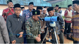 Kepala Kementerian Agama (Kemenag) Sumenep, Abdul Wasid, sedang memantau hilal 1 Ramadan pada Jumat (28/02/2025).