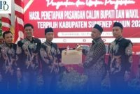 Ketua KPU Sumenep, Nurussyamsi, secara resmi menyerahkan Surat Keputusan (SK) penetapan pasangan calon terpilih dalam Pilkada 2024 kepada Ketua DPRD Sumenep, Zainal Arifin.