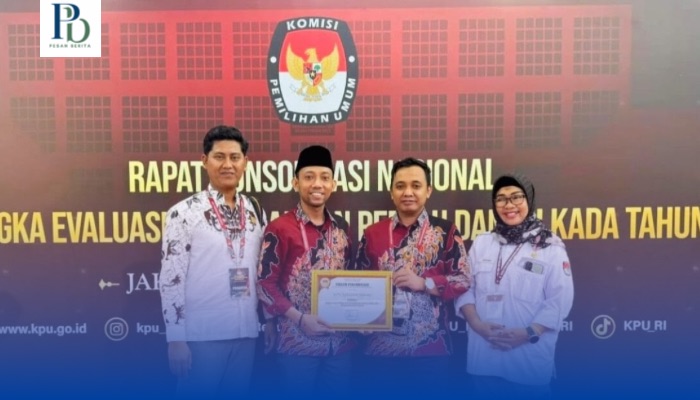 Ketua KPU Sumenep, Nurussyamsi, menerima penghargaan sebagai KPU terbaik tingkat kabupaten/kota besar dalam pengelolaan teknis Pemilu 2024.