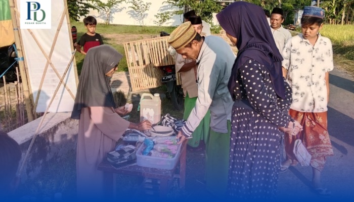 Kepala Desa Banuaju Barat, Moh. Suninto, turun langsung meninjau Bazar Ramadan