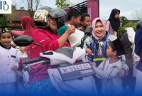 Anak-anak TK Bina Anaprasa Kusuma Bangsa dengan semangat membagikan takjil kepada pengguna jalan.