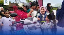 Anak-anak TK Bina Anaprasa Kusuma Bangsa dengan semangat membagikan takjil kepada pengguna jalan.