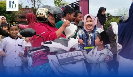 Anak-anak TK Bina Anaprasa Kusuma Bangsa dengan semangat membagikan takjil kepada pengguna jalan.