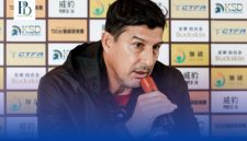 Pelatih Madura United, Angel Alfredo Vera, saat konferensi pers usai kemenangan timnya atas Tainan City FC di perempat final AFC Challenge League.