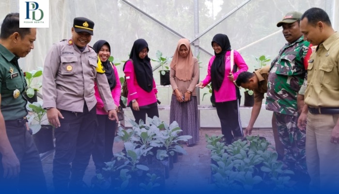 Kapolsek Dungkek, AKP Siswantoro, bersama jajaran dan Forkopimcam Dungkek saat meninjau pemanfaatan lahan pekarangan warga dalam program ketahanan pangan di Desa Romben Guna, Sumenep.