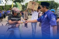 Tim Safaqita.net membagikan 3.000 paket kurma kepada masyarakat di depan Masjid Jamik Sumenep