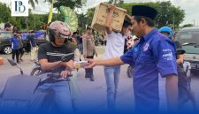 Tim Safaqita.net membagikan 3.000 paket kurma kepada masyarakat di depan Masjid Jamik Sumenep