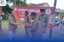 Ketua DPC PWRI Sumenep Rusydiyono saat membagikan voucher takjil Gratis kepada warga di Taman Tajamara Tahun 2024.