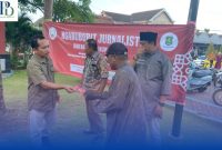 Ketua DPC PWRI Sumenep Rusydiyono saat membagikan voucher takjil Gratis kepada warga di Taman Tajamara Tahun 2024.