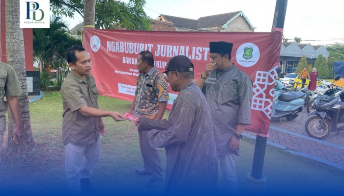 Ketua DPC PWRI Sumenep Rusydiyono saat membagikan voucher takjil Gratis kepada warga di Taman Tajamara Tahun 2024.