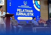 Peserta pelatihan jurnalistik PWRI Sumenep di UNIBA Madura menyimak pemaparan materi dari jurnalis berpengalaman.