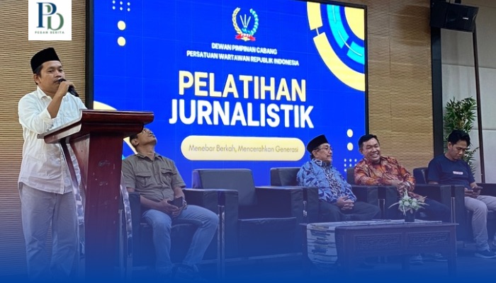 Peserta pelatihan jurnalistik PWRI Sumenep di UNIBA Madura menyimak pemaparan materi dari jurnalis berpengalaman.