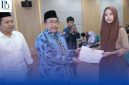 Wakil Bupati Sumenep, KH Imam Hasyim, secara simbolis menyerahkan sertifikat beasiswa kuliah gratis kepada salah satu peserta pelatihan jurnalistik yang diselenggarakan oleh PWRI Sumenep di Uniba Madura.