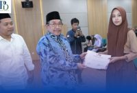 Wakil Bupati Sumenep, KH Imam Hasyim, secara simbolis menyerahkan sertifikat beasiswa kuliah gratis kepada salah satu peserta pelatihan jurnalistik yang diselenggarakan oleh PWRI Sumenep di Uniba Madura.