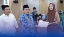 Wakil Bupati Sumenep, KH Imam Hasyim, secara simbolis menyerahkan sertifikat beasiswa kuliah gratis kepada salah satu peserta pelatihan jurnalistik yang diselenggarakan oleh PWRI Sumenep di Uniba Madura.