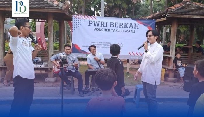 Pottara Coustic hibur pengunjung Tajamara dengan live music sambil menanti waktu berbuka dalam acara berbagi voucher takjil PWRI Sumenep.