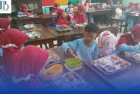 Siswa di Sumenep menikmati Program Makan Bergizi Gratis (MBG)