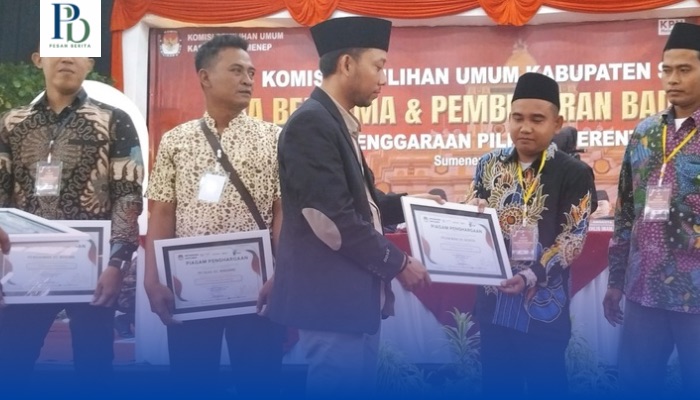 Ketua KPU Sumenep, Nurussyamsi, menyerahkan penghargaan kepada PPK dan PPS terbaik dalam acara pembubaran badan ad hoc Pilkada Serentak 2024 di Gedung Korpri Sumenep, Senin (27/1/2025).